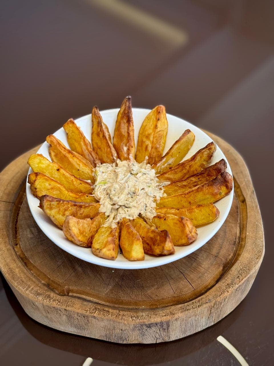 Batata assada com molho de alho-poró.