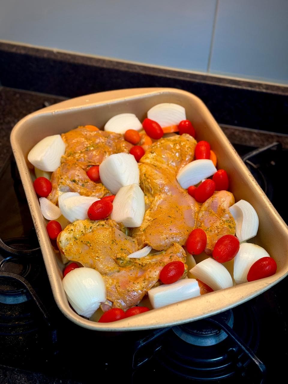 Frango, tomate e cebola antes de assar.