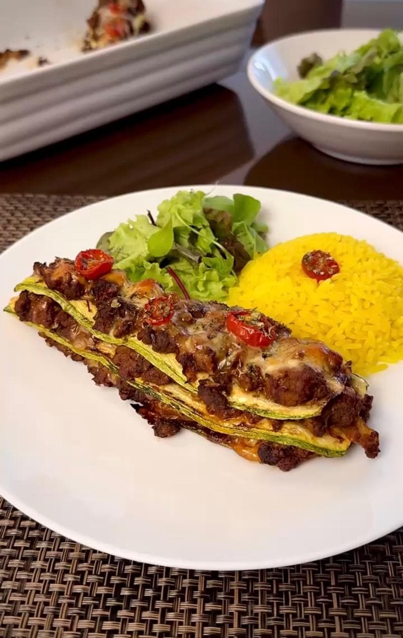 Lasanha de abobrinha com arroz e salada.